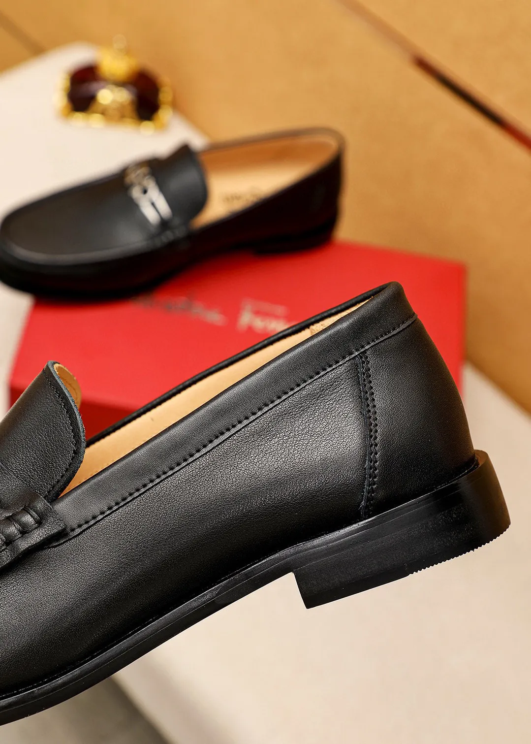 Men's shoes 💰442 💐 Product trademark: Ferragamo "Ferragamo" casual leather shoes Regular size: 38-44 (45.46🉑️customized) Product materials: Selected imported first-layer calfskin upper + original hardware buckle, imported water-dyed cow leather lining. Strong three-dimensional visual effect, combined outsole Color: 1⃣️color optional